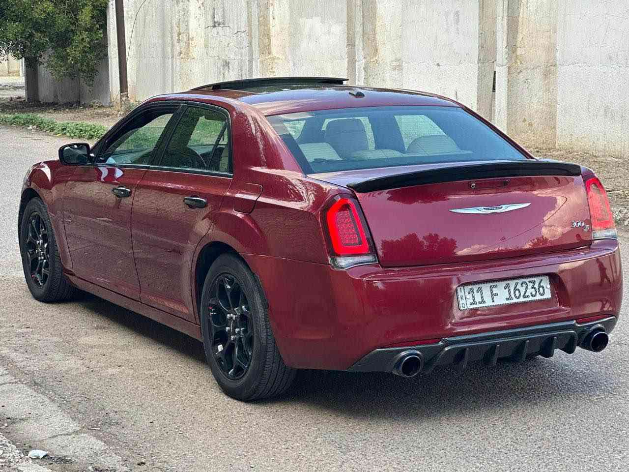 السلام عليكم 
كرايسلر 300s فورويل  2014 محدثه 
السياره بدون ضرر صبغ قطعة وحده فقط 
ماشيه ١٥٠ الف ميل 
مواصفات فول ١/١ رقم بغداد باسمي 
السعر 163 وبيها مجال بسيط 
مكان السيارة بغداد الصليخ 
لاستفسار *********** بغداد, العراق
