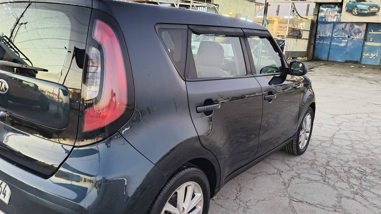كيا صول 2018 وارد امريكي
ماشيه 110 mi رقم بغداد باسمي
مواصفات
 محرك GDI 2000 
كير AT 
تبريد شغال ثلج 
نوع الوقود بانزين عادي
 ويل 17
 شاشه كبيره (ابل كار بلي اندرويد اوتو ) 
وضعيات قياده (سبورت و اقتصادي وعادي ) 
تحكم بشاشة المعلومات 
تحكمات ستيرن جهتين
كامره خلفيه 
مانع انزلاق 
مثبت سرعه   
نضام صوت  siriusxm 
تحكم بالمري الجانبيه كهرباء 
كشافات  ضباب 
كشن السائق(رفع وخفض)
حساس ضغط الاطارات 
جامات اماميه خلفية اوتو 
  السياره جاهزه كير ومكينه وحداديه بحالة جيدة
السيارة بدون حادث من امريكا كلين
 بالعراق تبديل قطعه وصبغ قطعة بدون ايرباك 

تواصل / ***********
بغداد الغزالية
