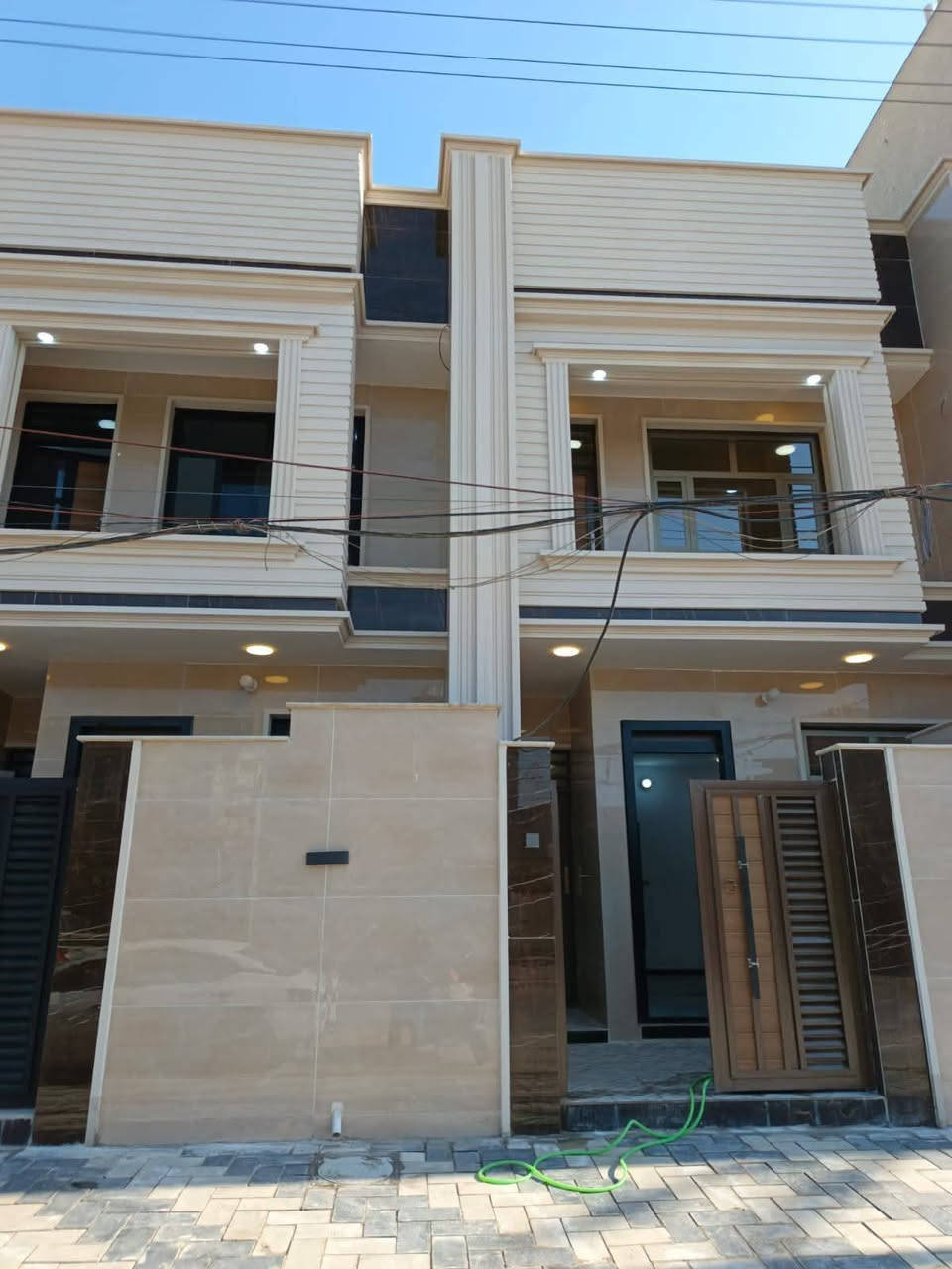 السلام عليكم يتوفر لدا مكتبنا مشتملات للبيع المساحه 100م الواجه 5ونزال 20مدخلين طابقين بناء حديث يحتوي على ثلاث غرف نوم واستقبال وحولي كبير وخدمات فوك وخدمات جوه وخدمات خارجيه وكراج صغير موقع المشتمل الشعب قرب شارع عدن خلف جامع الجهاد بلشارع العريض عرض الشارع 20م ورصيف 8امتار الاستفسار مكتب الشعب للعقار ***********
