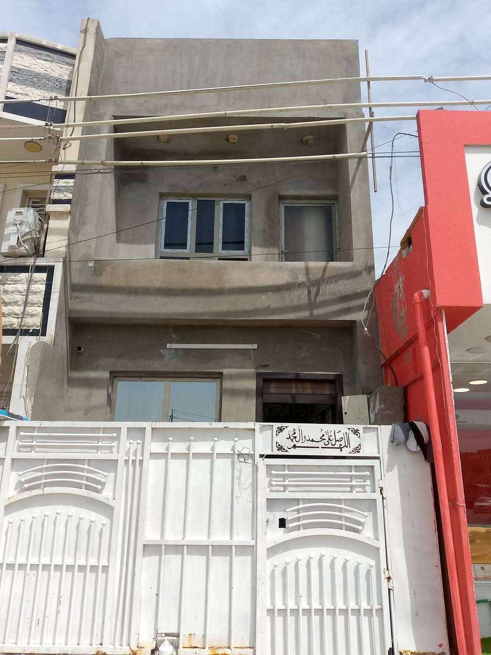 السلام عليكم من رخصت أخوية الأدمن عندي بيت ٥٠م الواجها 4 م والنزال 12 ونص واقع الحال 60 متر لبيع موقعة جدا ممتاز حي الجهاد الضباط مطل على أربع شوارع عامة رئيسية يحتوي البيت على طرمة استقبال حولي مطبخ وخدمات منور الطابق الثاني ٢غرف نوم وخدمات من ضمن الغرفة سويت كامل طابق الثالث بيتونة وسطحين البيت بناء ٢٠٢٥ جديد أستفسار على رقم ***********
