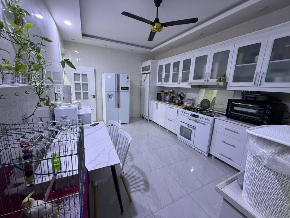 � بيت للبيع في موقع مميز – مجمع أورانوس السكني 🏡
فرصة مميزة لامتلاك منزل بناء شخصي بمواصفات عالية الجودة وفي موقع ممتاز داخل مجمع أورانوس بالواجهه اول فرع .

✅ المساحة والواجهة:

* واجهة 150 م².
* سند ملك صرف.
* مقابل المنزل حديقة بمساحة 320 م²، مسيجة بالكامل ومصروف عليها بشكل ممتاز.

✅ مواصفات البناء:

* بناء شخصي درجة أولى.
* واجهة حديثة مغلفة بالفلين والحجر.
* جميع الشبابيك ألمنيوم دبل جام (Double Glass).

✅ محتويات الطابق الأرضي:

* استقبال كبير.
* هول داخلي.
* غرفة نوم.
* مطبخ.
* مجمع صحيات كامل.

✅ محتويات الطابق الأول:

* 3 غرف نوم.
* هول داخلي.
* مجمع صحيات كامل.
* بيتونة كبيرة.

⭐ ملاحظة مهمة:
المنزل بناء شخصي وليس منازل المجمعات الجاهزة، وتم تنفيذه بمواد إنشائية وتشطيبات من الدرجة الأولى مع الاهتمام بأدق التفاصيل.

💰 السعر: 168 مليون دينار عراقي
والسعر قابل للتفاوض بالمعقول .

📞 للاستفسار والمعاينة:
***********

🌟 منزل متكامل بموقع هادئ ومميز، يقابله فضاء وحديقة واسعة تمنحه إطلالة جميلة وراحة إضافية للسكن. �
