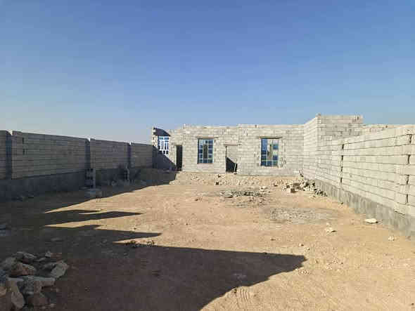 السلام عليكم ورحمه موجود قطعه ارض مساحه 300متر مبني سياج وغرفتين ومطبخ وصحيه بدون سكف العنوان حصيبه الشرقيه المضيق قرب البحمدالله وقريبه الجامع الجديد معلومات اكثر اتصل ع رقم ***********
