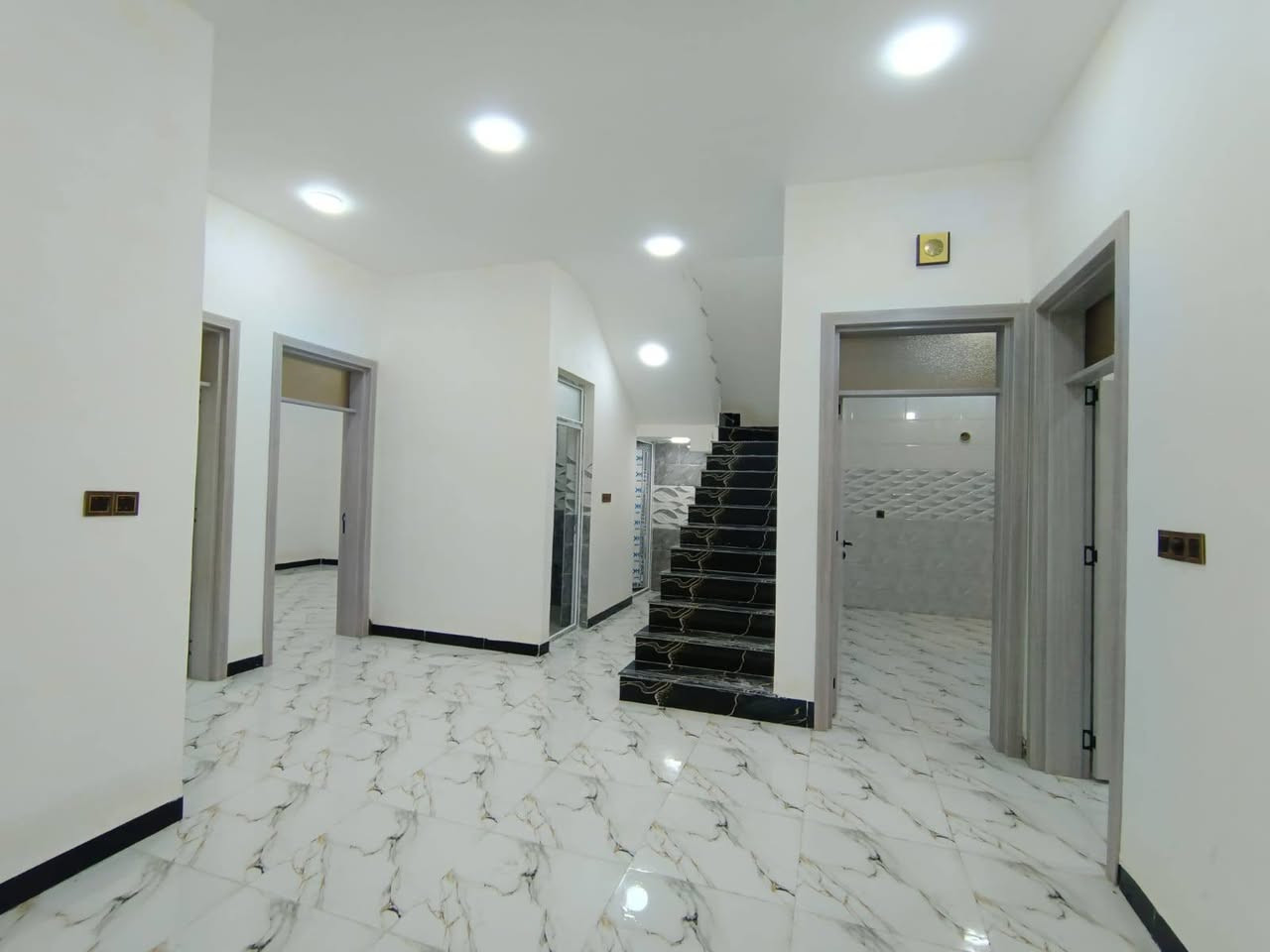 ‏دار ركن معروض للبيع طابو سند..
‏المساحة: 150م
‏نزال: 15م
‏الواجهة:10 م
‏يحتوي على...
‏غرفتين نوم 
‏صالة + حمام
‏مناور =2
‏أستقبال. 
‏مطبخ 
‏كراج + wc خارجي. 
‏شارع 15
‏الصقلاوية / الشهداء الثانية / خلف صيدلية ريم . 
السعر: 88.
‏للاستفسار الاتصال على  ‪***********‬
‏
