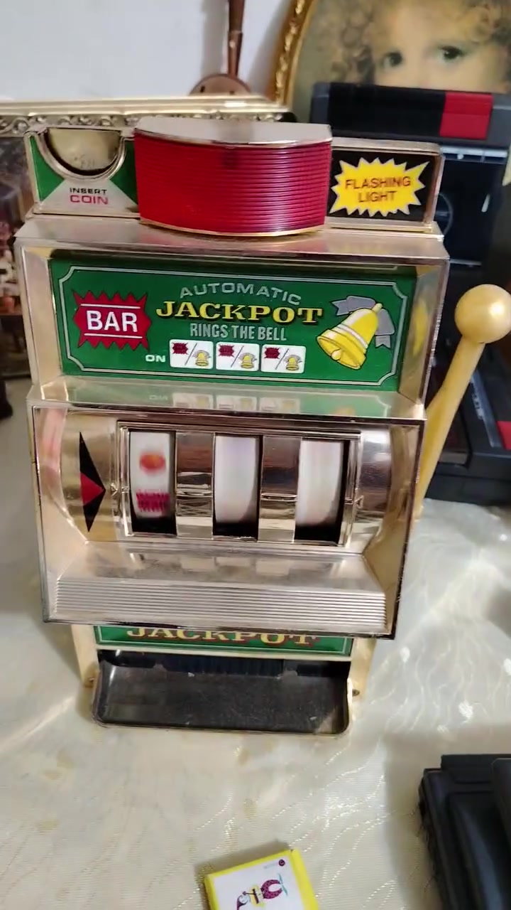 ماكينة Jackpot أوتوماتيك كلاسيكية/قديمة للزينة أو لهواة الجمع
بحالة جيدة وتشتغل، تصميم قديم مميز مع ضوء علوي وحركة بكرات السحب (BAR والفواكه). مناسبة للديكور، لهواة المقتنيات القديمة أو لمحلات وكافيهات بطابع كلاسيكي.
الحالة: مستعملة ونظيفة.


**إذا كنت صاحب هذا الإعلان وتريد حذفه لأي سبب، رجاءا أرسل رسالة إلى الدعم الفني**