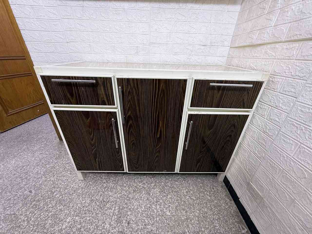 السلام عليكم
كاونتر قطعتين 
الهايدروليك شغال وبي مغناطيس 
الجوة
ارتفاعه ٩١
عرضه ١٢٥
طوله ٣٠

الفوك
ارتفاعه ٦٠
طوله ٣٠
عرضة ١٢٥

السعر ١١٠ وبي مجال للشراي

مكاني بغداد الغزالية
***********
اتصال مباشر او واتساب او ماسنجر
