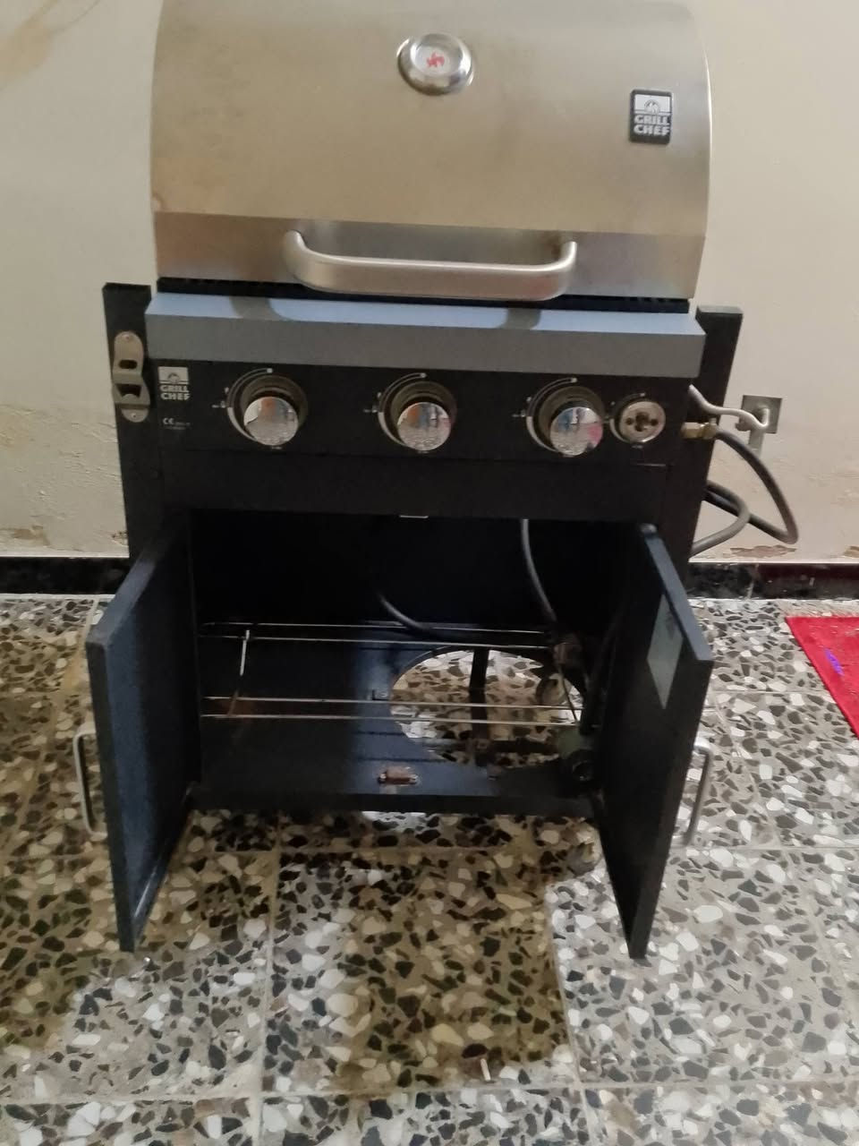 شواية Grill Chef 3 عيون 
السعر: 300 ألف او بيه مجال قليل 
2. العيون ستانلس أصلي ما مبدل 
3. الترمومتر شغال 100%
4. نظافة وكالة،

المكان (مدينه الصدر ) رقم الهاتف:*********** واتساب
