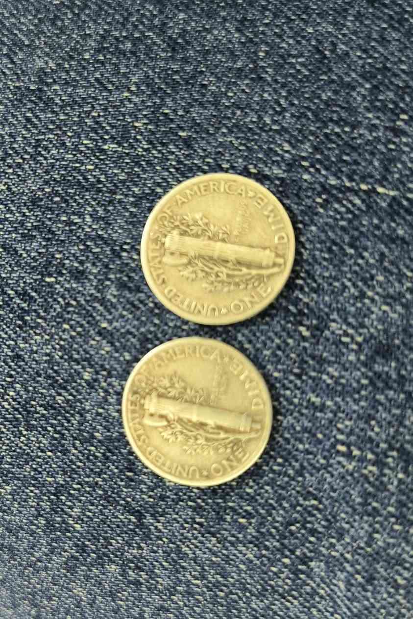 للبيع عملة صغيرة 10سنت الامريكية فضة 900
وزن العملة الواحدة 2.5 غرام يعني ثنينهم 5 غرام 
ثنينهم ب 25 الف


**إذا كنت صاحب هذا الإعلان وتريد حذفه لأي سبب، رجاءا أرسل رسالة إلى الدعم الفني**