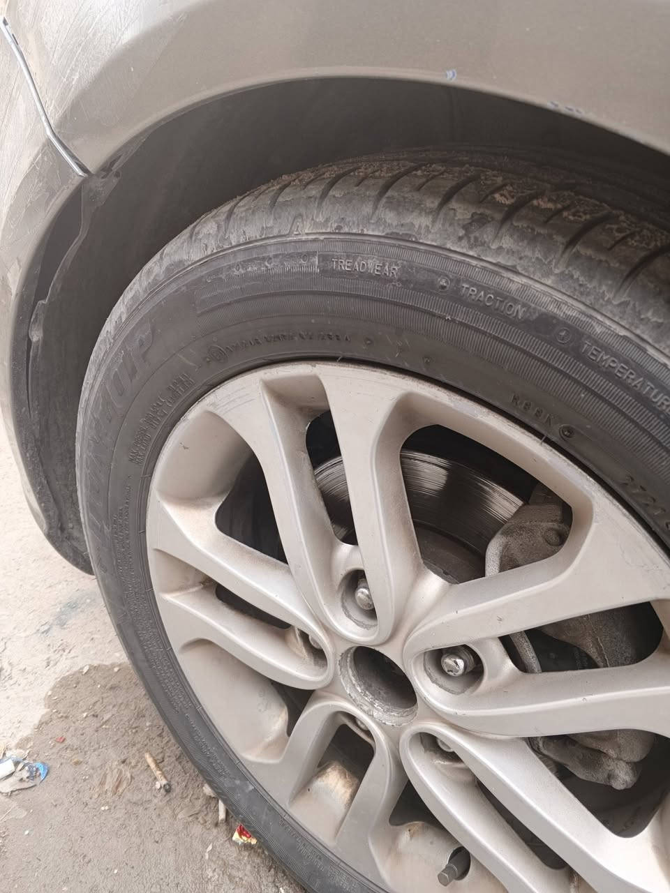 سلام عليكم
اربع تايرات معى ويل كب اربعة سيراتو 2011 هاي صورهن اربعتهن 
اريدهن مراوس معه فرق ويه اربعه ويل اسود عادي واربع تايرات 
مكاني بصره المعقل 
رقم الهاتف ***********
