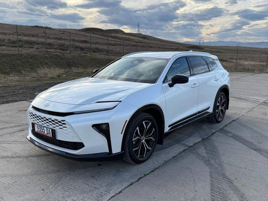 السيارة للبيع من جورجيا تبليسي العاصمة الجورجية 🇬🇪
تويوتا كراون سيجنيا: 2.5 موديل 2025
المسافة المقطوعة: 12الف 
السيارة بحالة ممتازة
 #بدون_ضرر 
السعرها من جورجيا 188ورقة 
نوع الهيكل: سيارة رياضية متعددة الاستخدامات، الحالة: جديدة، نوع المحرك: هجين، سعة المحرك: 2.5 لتر، الدفع: رباعي، عدد الأبواب: 4/5، عدد المقاعد: 4-5، اللون الخارجي: أبيض

ناقل الحركة:  أوتوماتيكي، عجلة قيادة: يسار، مشغل هيدروليكي، نظام منع انغلاق المكابح (ABS)، نظام التحكم الإلكتروني بالثبات (ESP)، أكثر من 6 وسائد هوائية، قفل مركزي، نظام إنذار، مانع تشغيل المحرك، نوافذ كهربائية، مقاعد جلدية، مقاعد مدفأة، مكيف هواء، نظام تحكم مناخي ثنائي المناطق، الخامة: جلد، اللون: أسود، نظام ملاحة، كمبيوتر رحلات، مثبت سرعة، عجلات معدنية، مصابيح زينون أمامية، 4 أسطوانات، كاميرا خلفية


**إذا كنت صاحب هذا الإعلان وتريد حذفه لأي سبب، رجاءا أرسل رسالة إلى الدعم الفني**