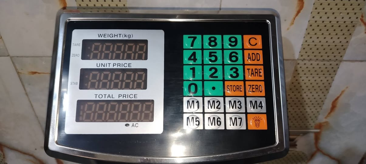 ميزان رقمي شحن 
استخدام اسبوع واحد فقط
40 قفل لا تعاملني ولا تتعب ما مستخدمه شي بسيط 
***********

