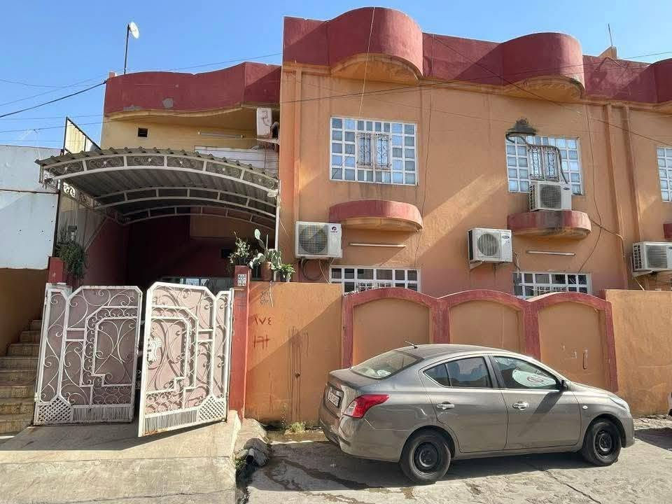 ⚜️مكتب البلديات للعقار⚜️
للبيع دار سكني سند طابو في حي الاخاء
قرب جامع كرم العزيز
المساحة ١٢٥م الواجهة ١٢،٥م (( ركن ))
معزول بالكامل ط١ عن ط٢ 
سنة البناء ٢٠٢٣ بأسم صاحبه الشرعي
ط١ غرفتين نوم وصالة استقبال ومطبخ وصحيات وكراج
ط٢ غرفتين نوم وهول ومطبخ وصحيات وبيتونة
للاستفسار الاتصال☎️ *********** ☎️ ***********
