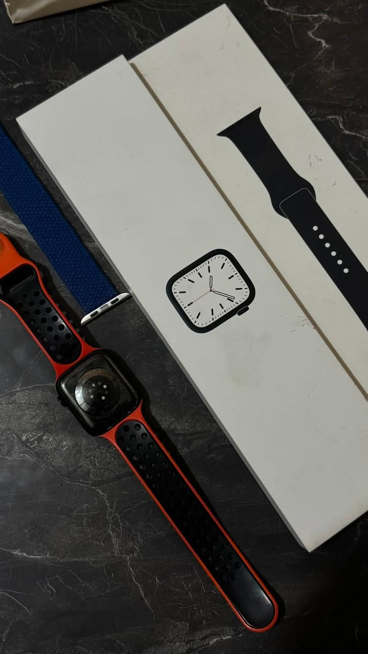 ساعة ابل جيل سابع Apple watch series 7
الساعة ‏نظيفة جداً بطاريه ٧٩٪؜ يكفي شحنه الوحده يوم كامل 
كل ملحقاتها متوفرة للبيع او مراوس بأيفون 
المكان بغداد ***********￼

