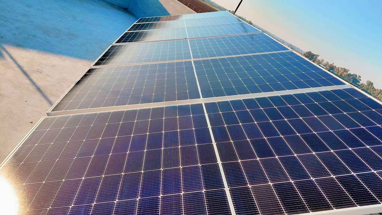 🔋 إنجاز جديد لمكتب روژ للطاقة الشمسية في #بايبوخت 
🗓️ الاحد 4_1_2026
بفضل الله وبدعمكم المستمر، يسرّ مكتب روژ للطاقة الشمسية أن يعلن إكمال مشروع تحويل منزل خليل ابو يونس  #بايبوخت    إلى منظومة طاقة شمسية متكاملة توفر كهرباء مستقرة على مدار الساعة 🌞، مع نظام تشغيل وإدارة كامل عن بُعد.
🚀 مواصفات المنظومة المنجزة:
🔸 ألواح شمسية 600 واط × 6– ضمان 12 سنة – شركة Allolla 
🔸 بطاريات ليثيوم 15 كيلوواط × 1 بسعة 300 أمبير – ضمان 5 سنوات 
🔸 إنفرتر 6500 كيلوواط – قطعة عدد 1  – شركة Viva – ضمان 3 سنوات 
🔸 قدرة تشغيل مستمرة:
    • نهاريًا: 12 أمبير
    • ليليًا: 15  أمبير
🔋 استغناء تام عن المولدة
يأتي هذا الإنجاز ليؤكد التزام مكتب روژ للطاقة الشمسية بتوفير حلول طاقة متجددة موثوقة وآمنة تلائم المنازل والمشاريع التجارية على مدار الساعة، مع أعلى مستويات الجودة.
🌍 عناوين المكاتب:
📍 بعشيقة – حي الربيع – قرب كافتيريا الربيع
📍 شيخان – مفرق شيخان – قرب مطعم عنتاب
📍 سنجار – سنوني
📞 للاستفسار والتواصل:
المهندس قيدار: *********** – ***********
سلام سلو: *********** – ***********
📲 تابعونا على صفحة مكتب روژ للطاقة الشمسية لمشاهدة المزيد من الإنجازات والتحديثات.
#الطاقة_الشمسية #مكتب_روژ #طاقة_نظيفة #نينوى #العراق #بعشيقة #شيخان #سنجار #دهوك #الموصل #طاقة_متجددة #الاستدامة #روژ_تبدع #باعذرة #كوردستان #جامعةموصل #مهندس #كهرباء #موصل #اربيل #دهوك #عقره #سميل #شاريا #شيخان
