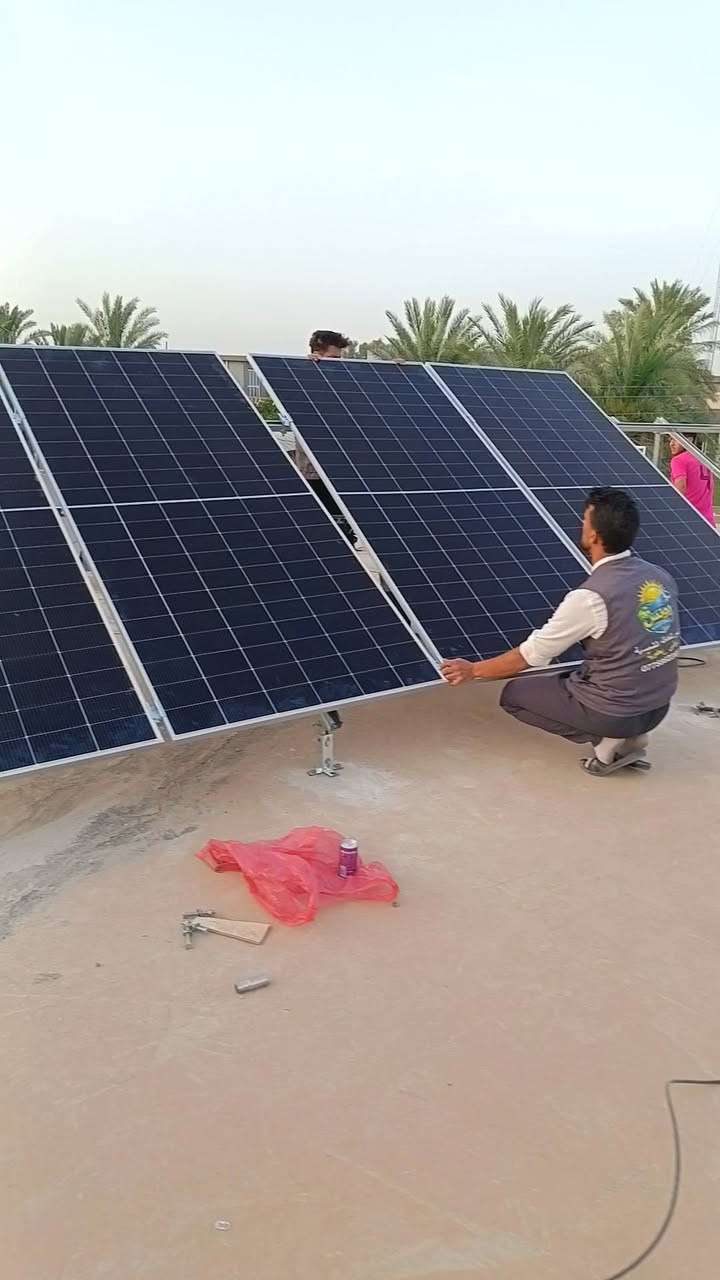 ☀️ الاستثمار الأمثل في الطاقة المستدام
​ يونس للطاقة الشمسية  منظومة طاقة متكاملة في قضاء الخالص / منطقة الغوالبة، وفق أعلى المعايير الهندسيّة لضمان استقرار التيار والاعتمادية الكاملة.
​📊 المواصفات التقنية للمنظومة:
​وحدة التحكم والتحويل: إنفيرتر كرواط (Growatt) ذكي بقدرة 6.2 كيلو واط (كفاءة استقرار رائدة عالمياً).
​نظام التخزين: بطارية جنيكس كرين (Genix Green) ليثيوم بقدرة 10kWh لضمان استمرارية التشغيل الليلي.
​التوليد: ألواح لونجي هيمو 7 (LONGI Hi-MO 7) المتطورة بقدرة 615 واط (عدد 5 ألواح) لتحقيق أعلى معدل امتصاص وإنتاجية.
​التثبيت والدعم: استخدام هياكل الميكانو العالمية المقاومة للعوامل الجوية والرياح لضمان أمان واستدامة الألواح.
​⚡ رؤيتنا: تقديم حلول هندسية متكاملة للطاقة البديلة، تعتمد على الدقة في التنفيذ واختيار المكونات الأكثر اعتمادية عالمياً.
​📍 الموقــع:
​ديالى - بعقوبة - التحرير - مقابل قيادة شرطة ديالى.
​📞 للتواصل والاستشارات الفنية:
​اتصال هاتفـي أو عبر تطبيق واتساب:
📱 ***********
@يونس_للطاقة_الشمسية.. كفاءة التشغيل، استدامة الطاقة.
@إشارة
