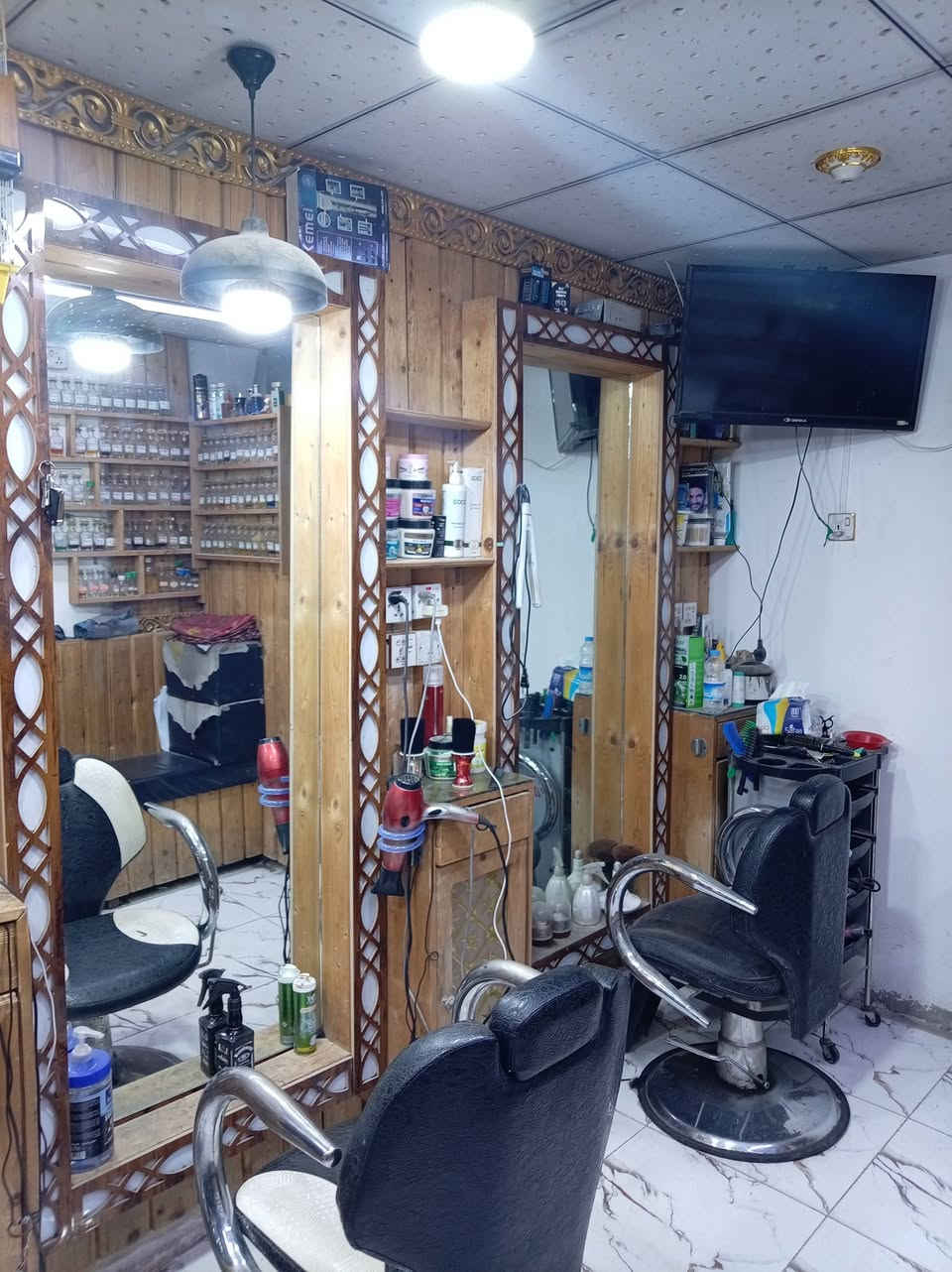 محل حلاقه للبيع نجف حي ميسان سعره مناسب وموقع حلو محل شغال سبب البيع دوام ايجاره رخيص للاستفسار الاتصال على الرقم ***********
