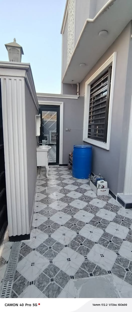السلام عليكم بيت للبيع المساحه ١٧٥ متر الواجهيه ٨ بالنص يفتح ٩ ونص متر يتكون من غرفتين وكليدور وصاله ومطبخ  و مجمعين صحيات بيت متعوب عليه بيت درجه اوله العنوان شارع ٨٠ شارع شريفه الجديد مقابيل الملعب الخماسي  الشراي يتصل علئ الارقام *********** او *********** 
مكتب القمة
