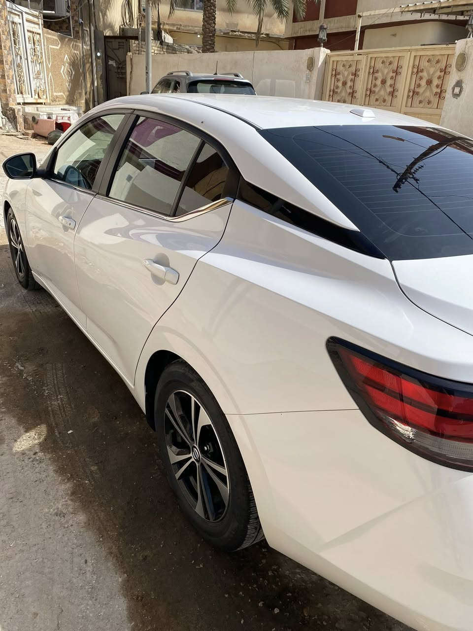 السلام عليكم ورحمة الله وبركاته 
سيارة نيسان سنترا وارد امريكي موديل ٢٠٢٢ للبيع  
اللون ابيض 
المحرك 2000  ( 4 سلندر ) 
تحكم اوتوماتيك  CVT ناعم
الدفع امامي 
العداد كيلو متر وميل
الفئة SV 

مواصفات السيارة
شاشة لمس كبيرة 
بلوتوث و USB
ابل كاربلاي واندرويد اوتو
تشغيل بصمة
دخول ذكي 
كاميرا خلفية
حساسات رجوع
مثبت سرعة 
وضعية توفير البنزين 
نظام امان كامل وتوقف ذكي 
فرامل ABS
تحذير خروج عن المسار 
مراقبة النقط العمياء 
بريك طوارئ تلقائي 
تبريد  فول وممتاز
السيارة اقتصادية بالبنزين ومريحة ومرتبه من كل الجوانب وواسعة من الداخل ومناسبة للعائلة او 
الاستخدام اليومي
 
مكان السيارة كربلاء - حي العباس
صورة الحادثة مرفقة بالمنشور والسعر ١٤٣ ورقة  
***********
