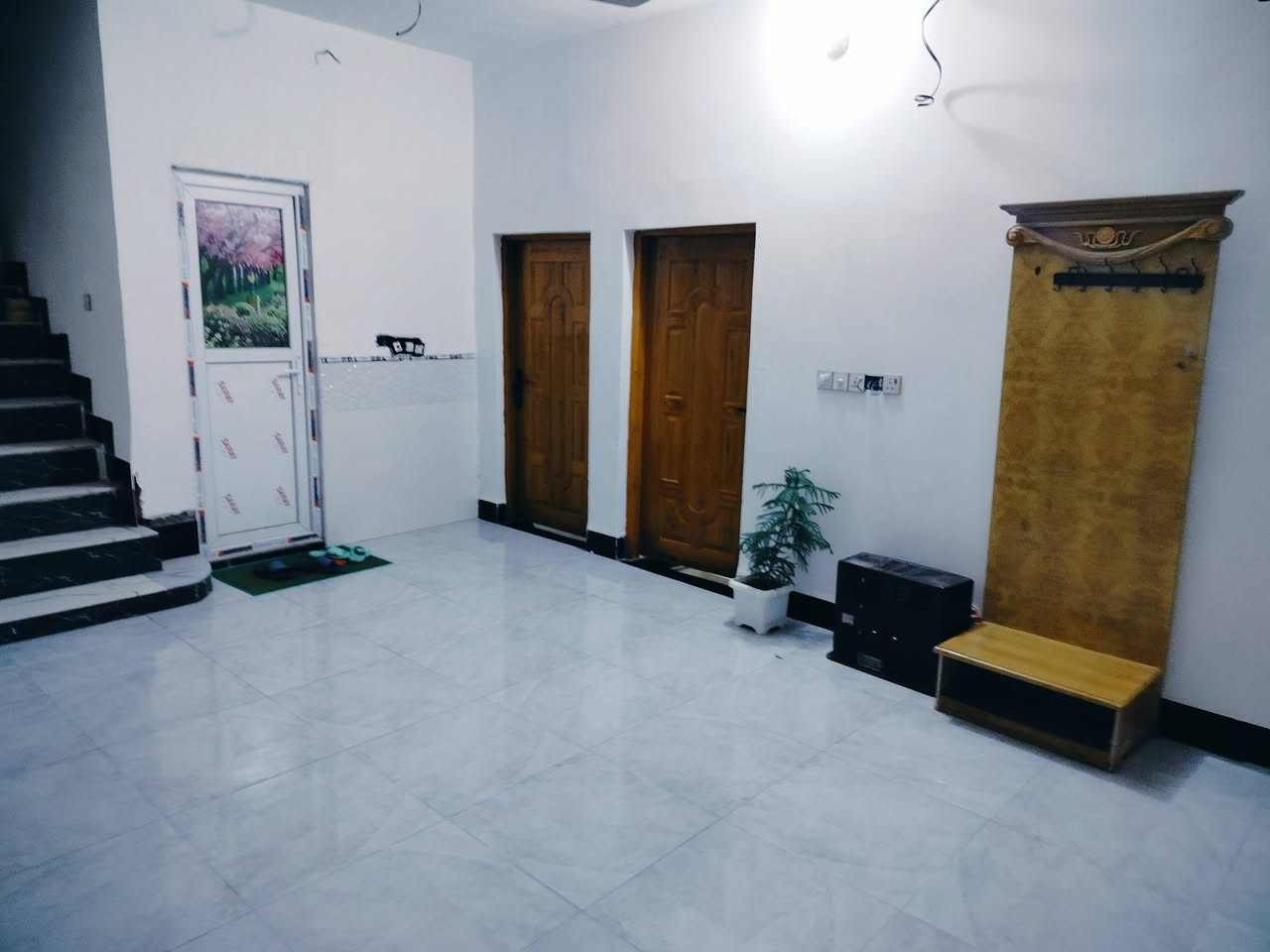 السلام عليكم بيت 100م 10×10يتكون من استقبال وصالتين ومطبخ و 3غرف و3حمامات بناء حديث البيت صارله 6اشهر من انسكن موقعه كربلاء فريحه منطقه اللايح يبعد عن طريق كربلاء 200متر وعن الامام 5دقايق للاستفسار الإتصال ***********
