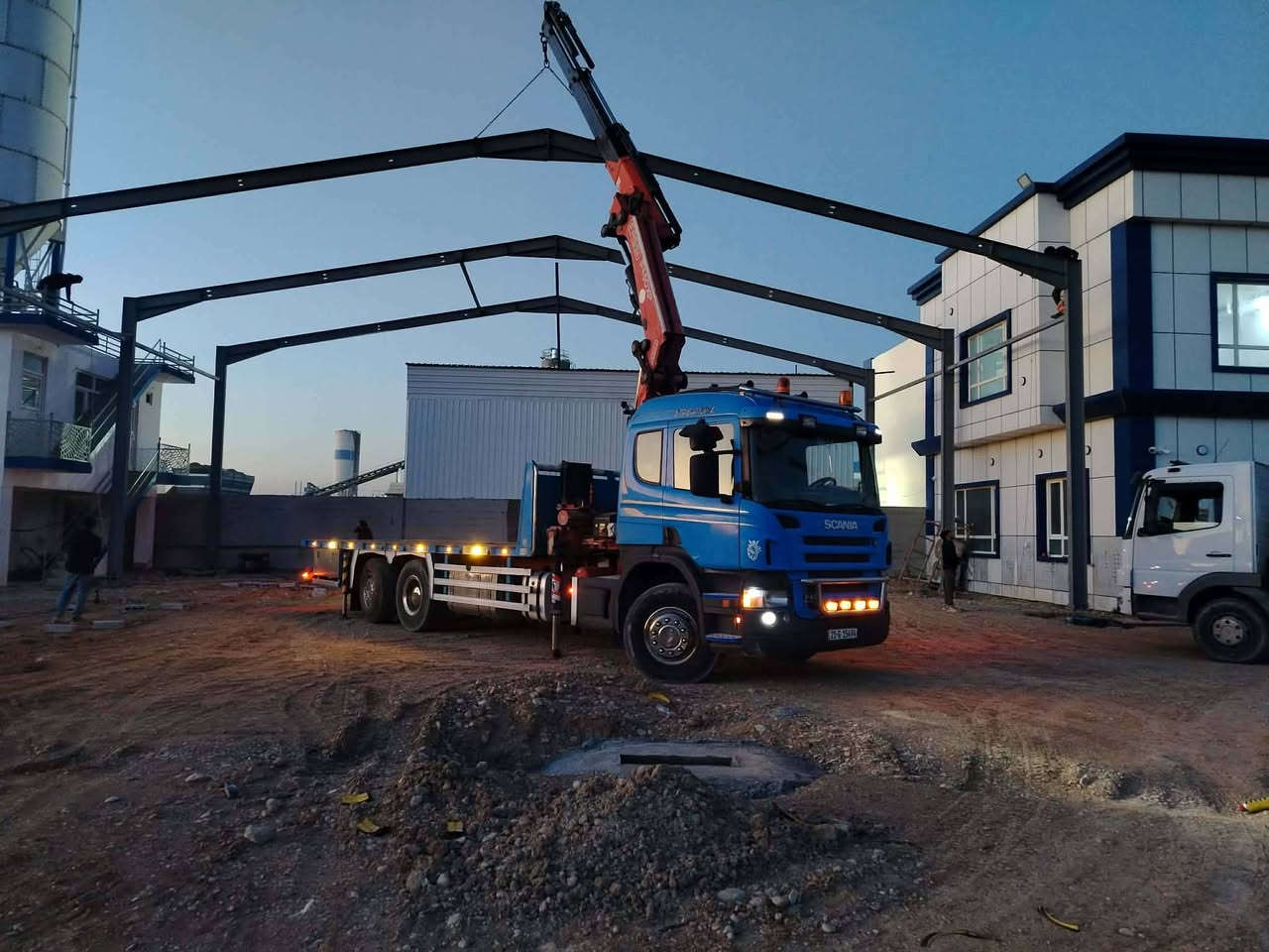 سلام عليكم 
سكانيه البيع 
14 طن 
5 سلايت
موديل 2005
والكرين 2006 
نضافه 90 بل ميه 
مكان كلار 
باقي تفاصل اتصل ودلل 
***********
