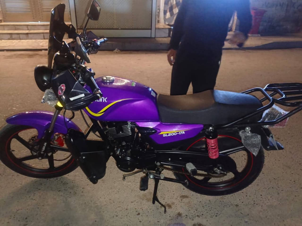 السلام عليكم سولنك ماكس للبيع او مراوس حسب القناعه الدراجه جاهزه مجهزه كامله كفاله عامه السعر 950 الف وبيها مجال قليل ماشيه 2 الفين مكاني بغداد فلكت حي النصر *********** بي واتساب فقط المو شراي لا يتعبني
