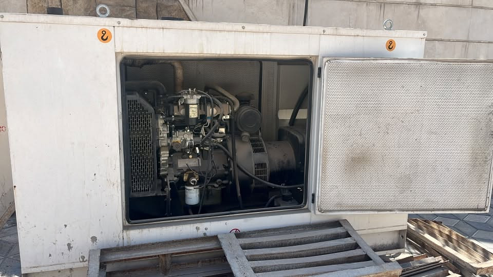 مولد نوع بيركنز 60 kva كاتم جديد محرك بيركنز انكليزي المنشأ وراس توليد لوري سومير فرنسي المنشأ ولوحة سيطرة دي بي سي انكليزية مع خزان وقود 1000 لتر 
السعر 7500$ 
***********
المكان / المنصور قرب جامع حي دراغ
