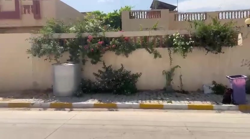 بيت ٣٠٠م موقع حلو شارع عريض  حي القادسيةمقابيل حولي القادسية الكورنيش وقريب على شارع الجمل المقابلة لجدول الحويجة الواجهة ١٥م البيت بحالة جيدة مأجر حاليا السعر ٩٥ مليون وبي مجال قليل باسم شخص واحد للاستفار أكثر مراجعة مكتب الزغيت اوالاتصال على الرقم *********** يكون الرد عالاتصال حصرا
