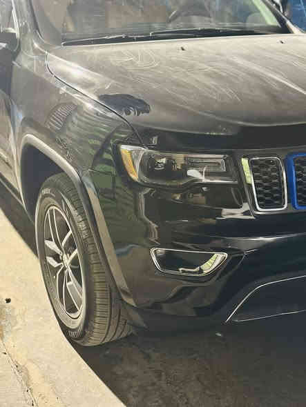 ⸻
🚗 للبيع – او مراوس جيب شيروكي 2018 Limited 🚗
 • الموديل: 2018
 • الفئة: Limited فل أوبشن
 • المحرك: 6 سلندر (3.2 لتر) اقتصادي وقوي
 • نوع القير: أوتوماتيك
 • الدفع: تو ويل 
 • الممشى: 98…الف…… كم فقط
حادثها جاملغ وبنيد وشويه من الباب فقط مال امريكه ومبدلات قطع بلاديه ومصبوغه 
بدون شاصي ولا لغد سياره نضيفه 
تخم تاير جديد 
تبريد قطعتين 
 • اللون الداخلي: ……… جلد فاخر

✅ المواصفات:
 • دخول وتشغيل بصمة
 • شاشة كبيرة مع نظام ملاحة
 • كاميرا خلفية + حساسات أمامية وخلفية
 • مقاعد جلد كهربائية مع تبريد وتسخين
 • فتحة سقف بانوراما
 • مثبت سرعة
 • نظام تحكم بالمقود
 • بلوتوث / USB / AUX
 • نظام صوتي ممتاز

📌 السيارة بحالة ممتازة جدًا من الداخل والخارج

واتساب ***********
