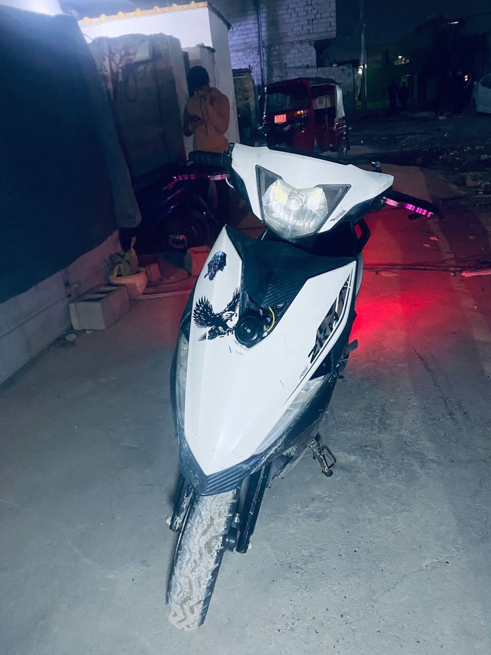 السلام عليكم دراجه ماكس مضلع حديث كلشي شغال بيها
اشاير يمنه يسره لون ازرق 
كلوب لونين اصفر وثلجي 
بكلايت الوره شغال 
عدادها 120
دراجه بيها دخانه مو كلش قويه 
نكره سلف 
العنوان بغداد الغزاليه 
الرقم 
***********
السعر300وبيه مجال حك الطيبين
