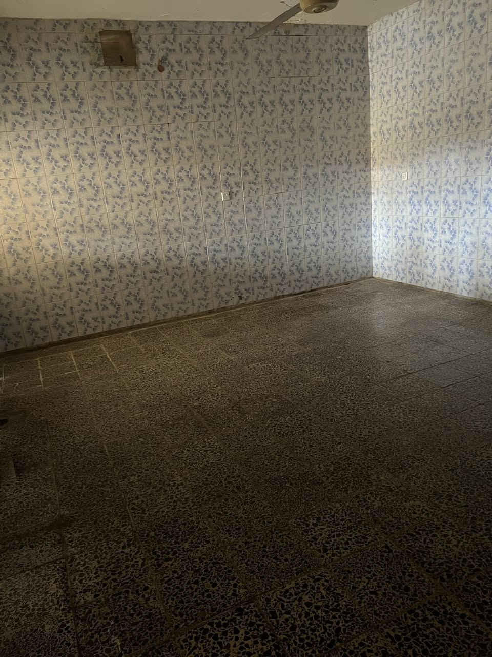 دا للايجار في القادسيه شارع ابو عقرب
يتكون من اربع غرف نوم وهول وغرفة خطار ومطبخ كبير وكراج كبير
سعر الايجار 300 الف
الاتصال ***********
