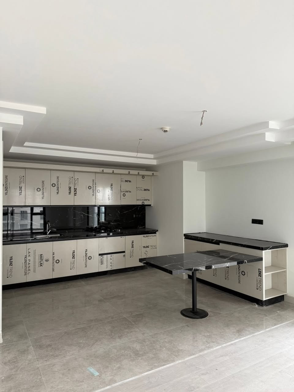 شقة للبيع في رامي تاور  
بسعر (122،000$)
غرفتين وصالة  
مساحة 170 م  
للاستفسار والتواصل 
***********
