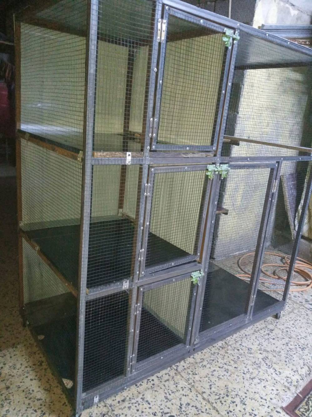 هذا قفص حديث ومتين متعدد الطبقات مناسب لتربية الطيور أو الحيوانات الصغيرة. يحتوي على تصميم شبكي يضمن التهوية الجيدة وسهولة التنظيف. القفص مجهز بعجلات لسهولة النقل، وهو مناسب للاستخدام الداخلي والخارجي. فرصة رائعة لمحبي تربية الطيور والحيوانات.

