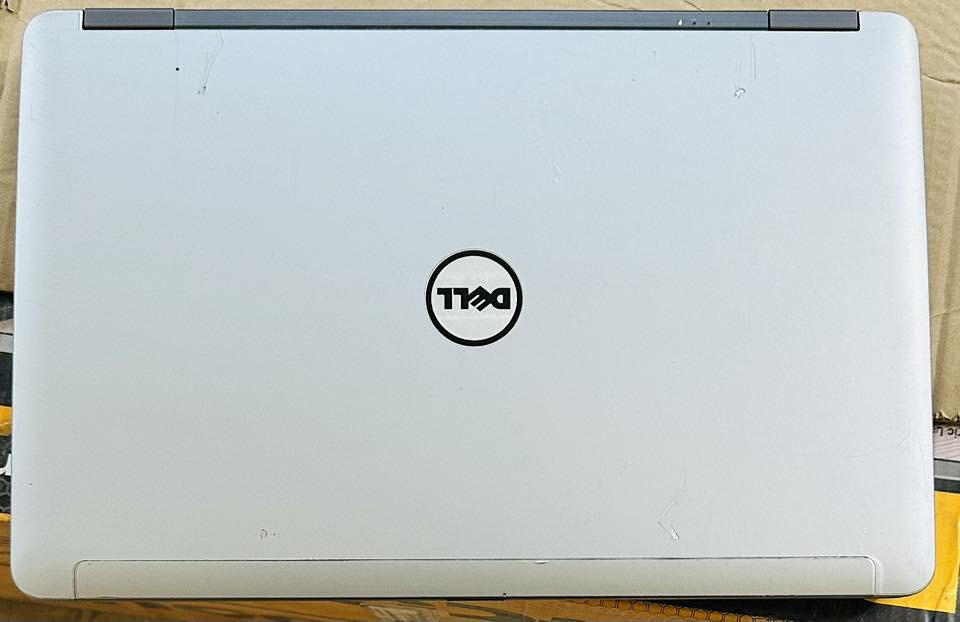 للبيع لابتوب Dell 

الماركة: Dell

المعالج: Core i7

حجم الشاشة: 15.6 إنج

الهارد: 500 GB
يمكن إضافة هارد SSD لزيادة السرعة

الرام: 8 GB

كارت الشاشة: داخلي + خارجي 2GB (AMD)

مناسب للدراسة، الإنترنت، الأوفيس، والألعاب الخفيفة.
الجهاز شغال تمام وما بيه مشاكل.

السعر:220 مع المجال
للتواصل: خاص
***********
