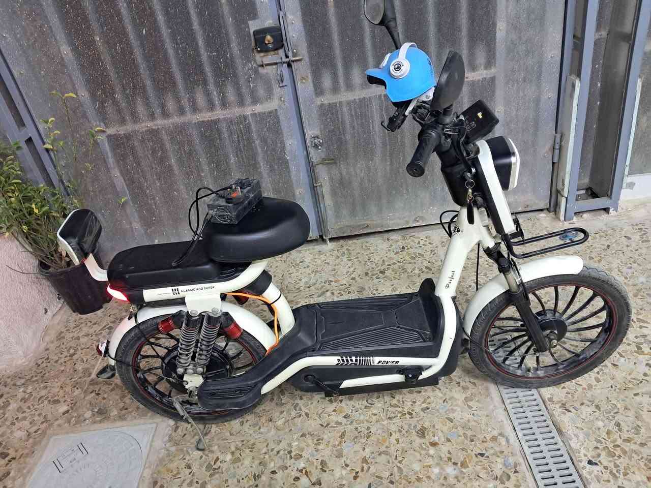 سلام عليكم دراجة شحن للبيع مكان بغداد الشعلة السعر 325وبيهة مجال الستفسار *********** نضيفة كاملة مابيه نقص الشاحنة ولبايدر ولزنجيل
