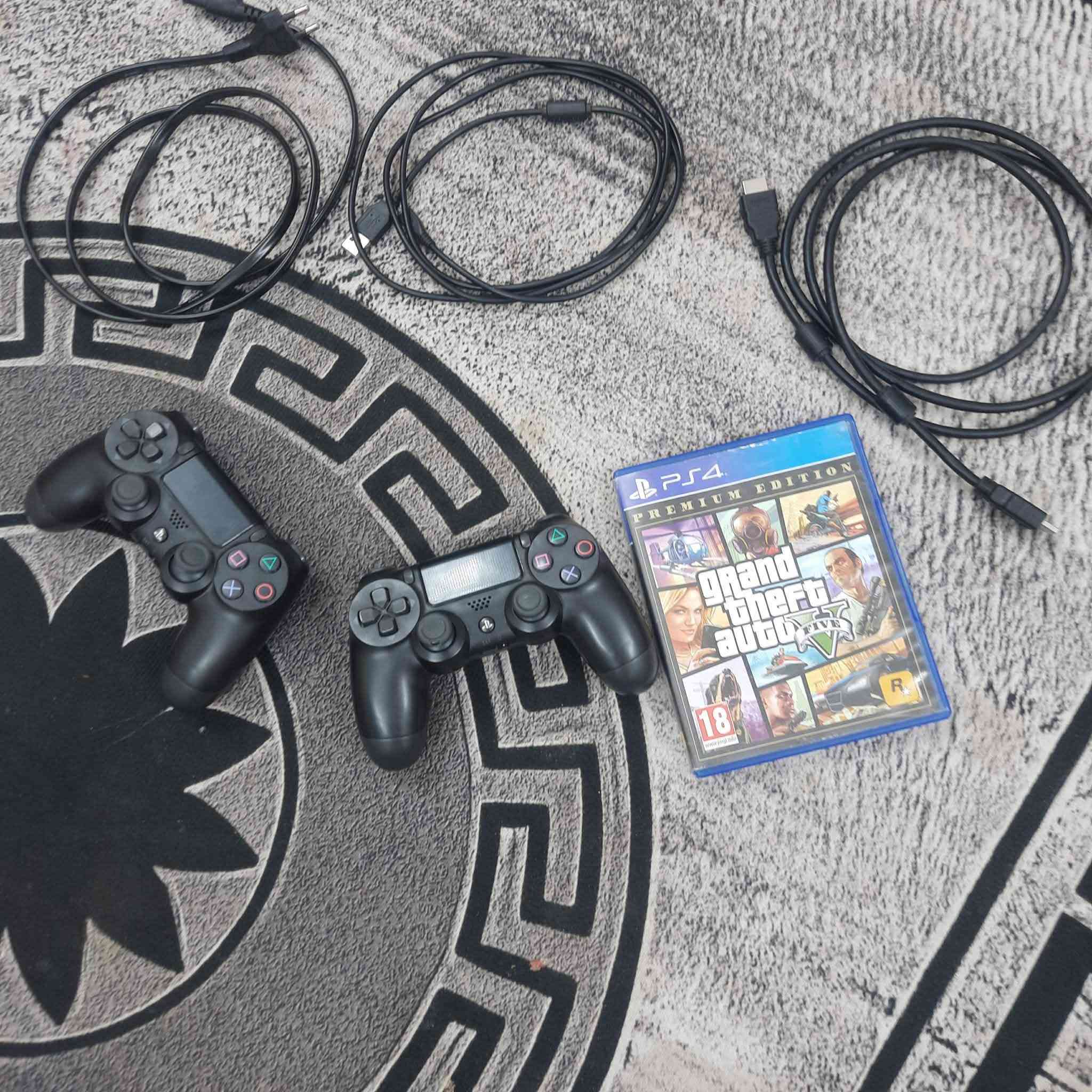 سلام عليكم
بلي 4 للبيع وياه جوستكات 2  نظيف كلش 
مستعمل شي قليل 
الالعاب 
قرص gta5 
و منصب بيه رزدنت ايفل و اسفلت و ماين كرافت
 *********** او خاص

