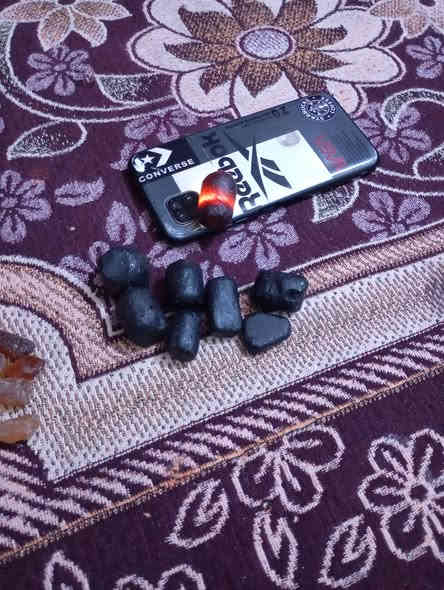 السلام عليكم جميعا احجار من النوادر الاسود صلابه فول شرط يجرح الزجاج وبعض من الأصفر والبرتقالي التقيم ثم البيع اتصال ***********
