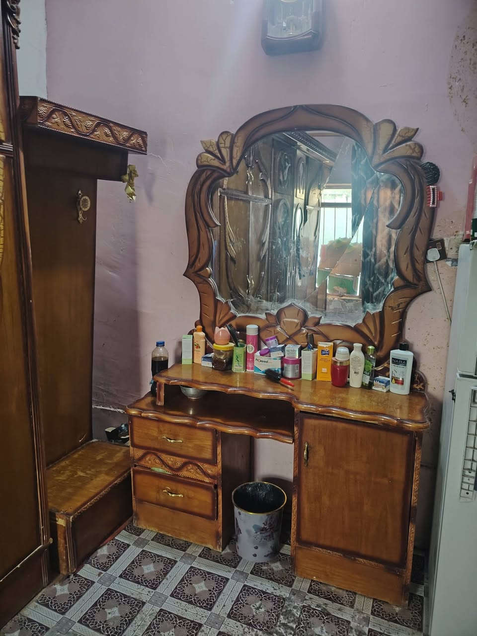 سلام عليكم البيع قرفه مستخدمه
نضيفه خشب عراقي السعر ٦٥٠ الهاتف ***********
