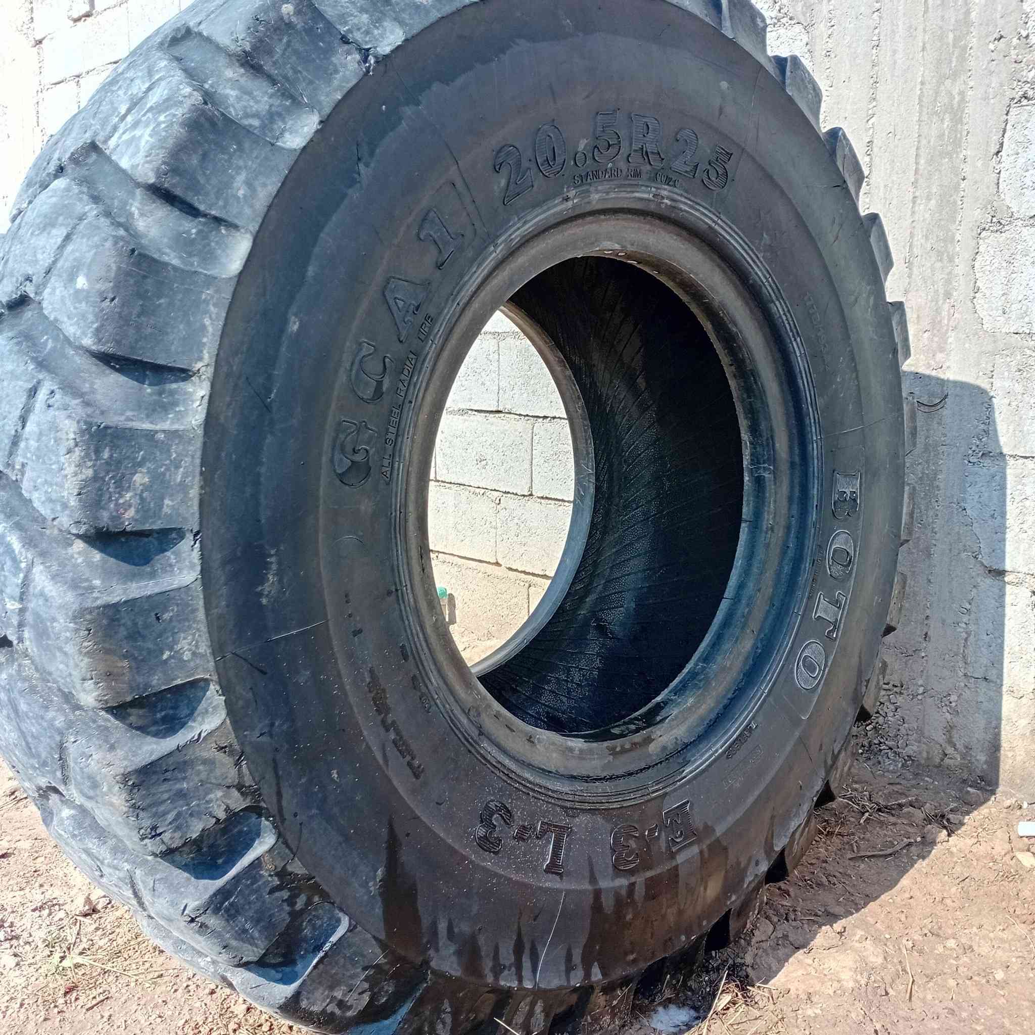 اطارات 20،5R25 للبيع مكان نعمانيه نضيفات كلش سبب السلامه نزلتهن ***********
