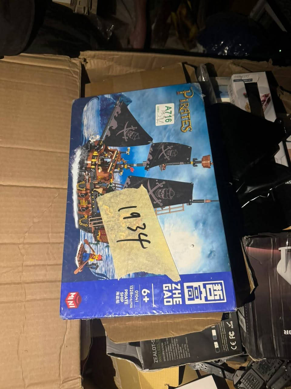 مجموعة مكعبات بناء سفينة القراصنة من العلامة التجارية Zhe Gao (موديل A716)..
عدد القطع: تتكون المجموعة من 1328 قطعة. 

المميزات: تحتوي على تفاصيل دقيقة مثل أشرعة قماشية، أبواب مقصورة قابلة للفتح، ودفة تدور 360 درجة. 

الاستخدام: تعتبر لعبة تركيب ونموذج للعرض


**إذا كنت صاحب هذا الإعلان وتريد حذفه لأي سبب، رجاءا أرسل رسالة إلى الدعم الفني**