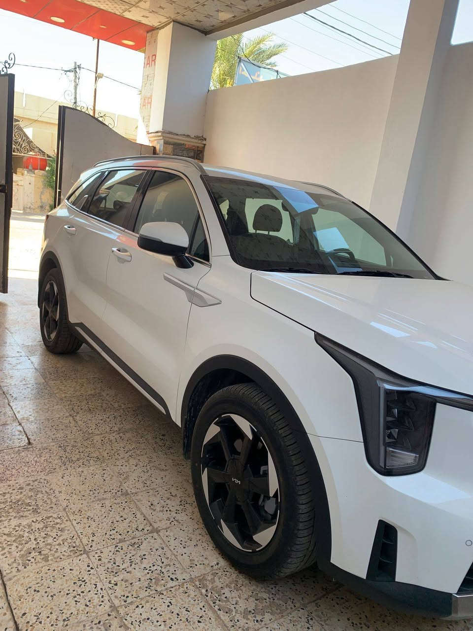 سلام عليكم 
للبيع سورنتو فول مواصفات عده البنرومه سياره جديده جداً بعده عله وضع الشركه ماشيه 55Km مكاني صلاح الدين قضاء الدجيل للستفسار اكثر على الرقم ***********
