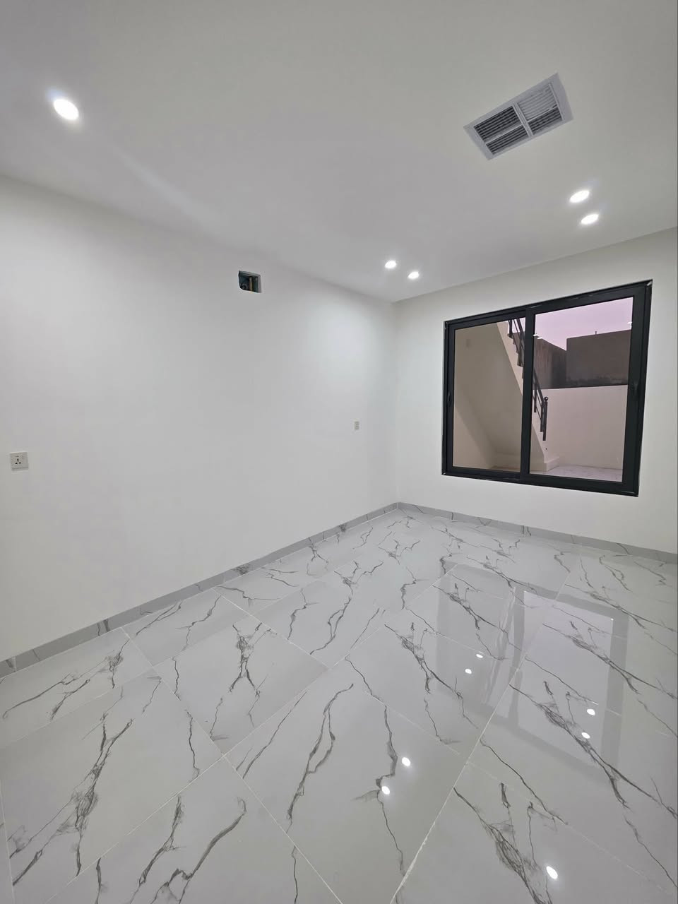 ‎بيت طابو صرف للبيع في التسعين /سلطان ساقي
‎ حديث غير مسكون
‎مساحة ١٢٠ متر 
‎مواصفات (نظام دكت مركزي |نظام الكاميرات| سقوف المغربية /فلين )
‎يتكون البيت من الطابقين طابق الاول يحتوي على (غرفة الضيف/غرفة النوم /مطبخ بارد و حار/ صحيات/هول داخلي/كراج )
‎اما الطابق الثاني يحتوي على (غرفتين نوم/صحيات/حوش خارجي)
‎علما بناء البيت من المواد درجة اولى وباشراف الهندسي 
‎موقع البيت تسعين / سلطان ساقي /قرب مدرسة حمزة بن عبد المطلب 
‎للسعر و الاستفسار اتصال على الرقم
***********☎️
