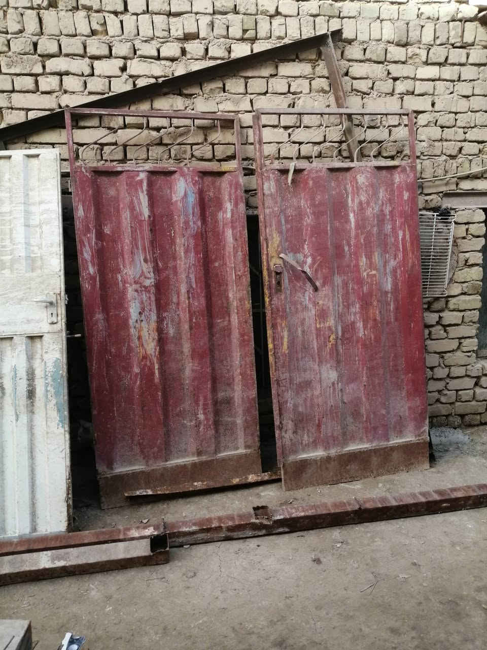 السلام عليكم جينكو النوعية القديمة طول ٢.٥متر ثقيل عدد/١٧ + جينكو النوعية الجديد ثقيل طول ٦متر عدد/٦ + باب ٢ طلاكة عرض ٢متر  + حديد شخاطة ثقيل ٥٠متر للاتصال على الرقم ***********
