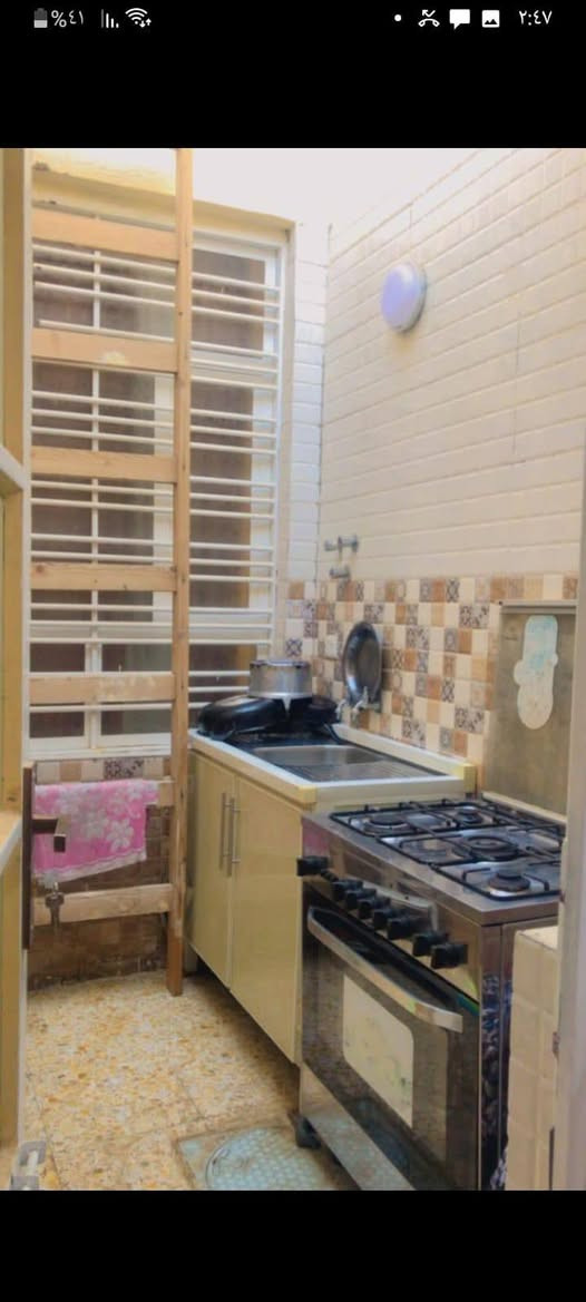 السلام عليكم بيت ١٠٠ متر طابق واحد استقبال ومطبخ حولي وخدمات غرفة نوم وحدة بحي الجزيرة قريب ثالث فرع
عن الشارع ملك صرف زراعي سند ٢٥ سعره ١١٥ 
***********
