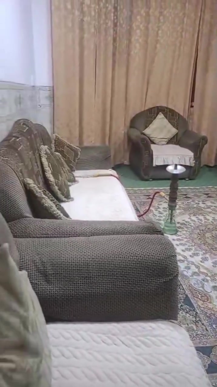 سلام عليكم يتوفر بيت بحي القضاة تابع لحي السلام البيت موقعه مميز ع ساحة  150 متر طابقين الطابق الاول يحتوي ع محل كما موضح في الصور طارمه صحيات خارجية استقبال ومطبخ  وصالة وغرفة نوم مناور عدد 2 
طابق ثاني غرفتين نوم مطبخ صغير صحيات صالة 2 
الطابق الثالث السطح 
للاستفسار ***********
