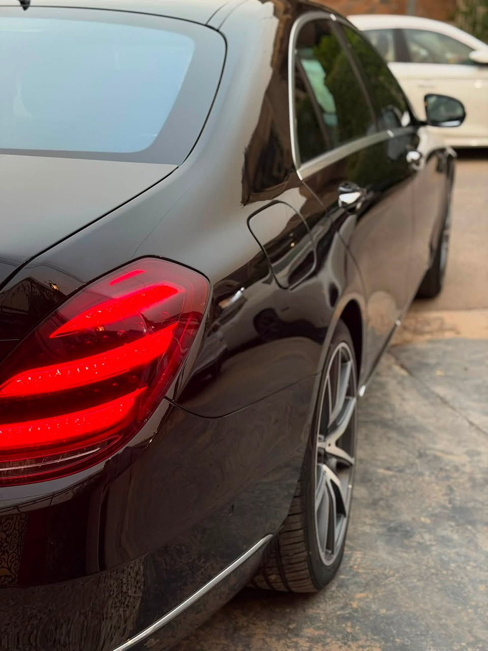 السلام عليكم
مارسيدس s 450 ( باب طويل ) 
السعرررر ٤١٥٠٠ وبيها مجال

موديل ٢٠١٨ 

رقم بغداد الجديد باسمي هزه وارقام وسنويه جدد

*****السياره لا قطعه مفتوحه ولا شخوط ولا رصعات *****

—————————

المواصفات ؛

١- برده خلفيه 

٢- بانوراما 

٣-كشنات جلد 

٤-كشنات كهرباء 

٥-كامرات ٣٦٠ درجه

٦-  رادارات ٣٦٠ درجه

٧- خزن ميموري للمقاعد الكدام + المقاعد الخلفيه

٨- تدفئ تبريد مقاعد 

الخ …… من المواصفات بعد مارسيدس ميحتاج احجي 

————————————

السياره وارد امريكي كلين تايتل 

مكفوله من للصبغ والضربه والغرق وكلشي 

من سنه ٢٠٢٠ يمي لليوم مداريها ومابيها اي نقص سياره كلش كلش جديده بالنسبه لخواتها 

بس هذاك اليوم اخذتها فحص وكالولي عدك جاملغ خلفي بي كلير جاي من امريكا معرف شنو صراحه بعد ماعرف اذا كان كلامهم صح او غلط 

السياره جدا جديده ومداريها من ناحيه دهن وبانزين وفلاتر وكل غراضها الاصليه وياها وهواي مصروف عليها الله شاهد

——————————————— 

مكاني حي الخضراء مقابيل العامريه 

***********
