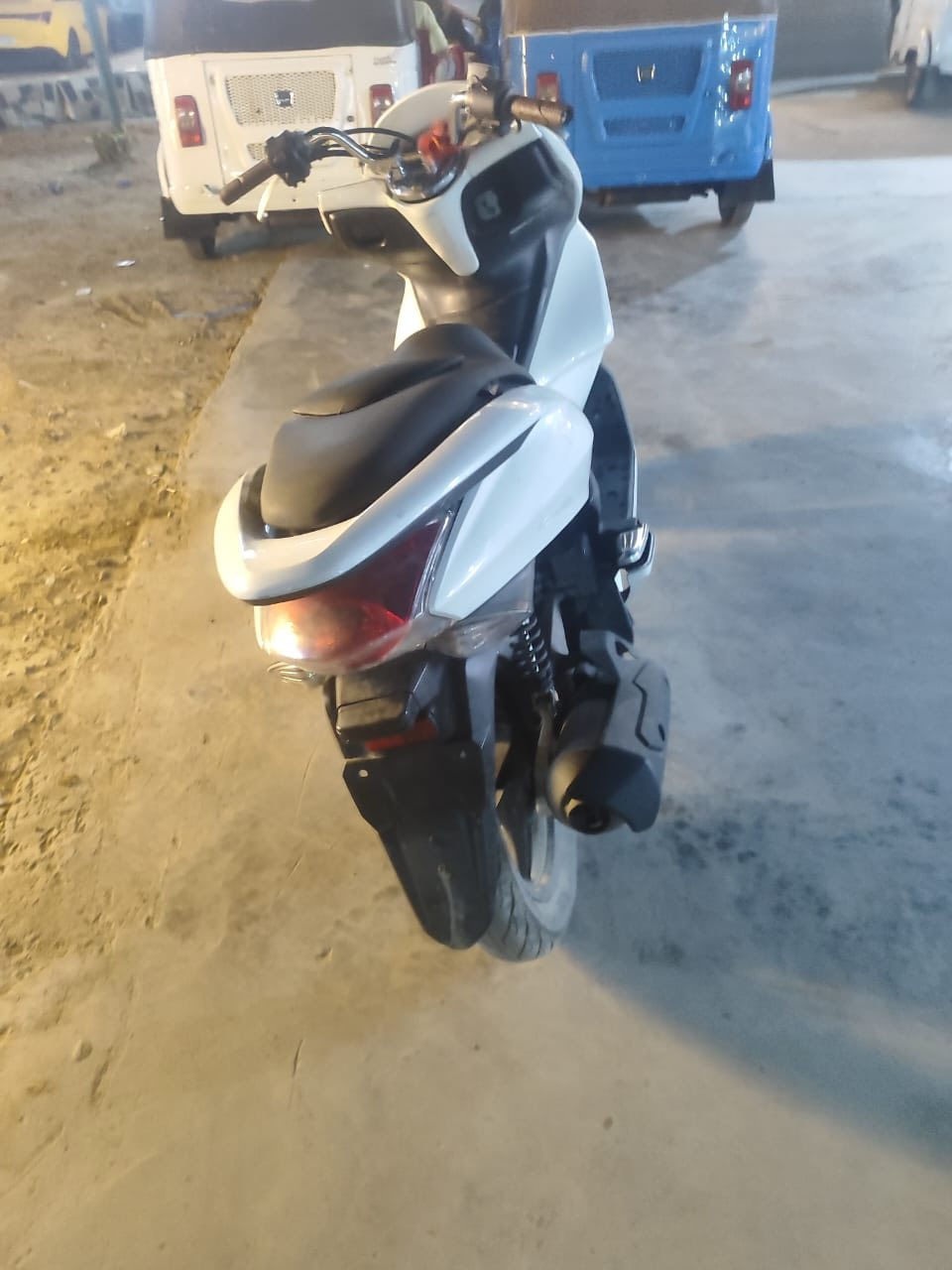 وعليكم 
بي سي اكس جيل اول للبيع الدراجه فقط الكفرات تعبانه الباقي خير من الله السعر مليون  مكان بغداد الرشاد  ***********
