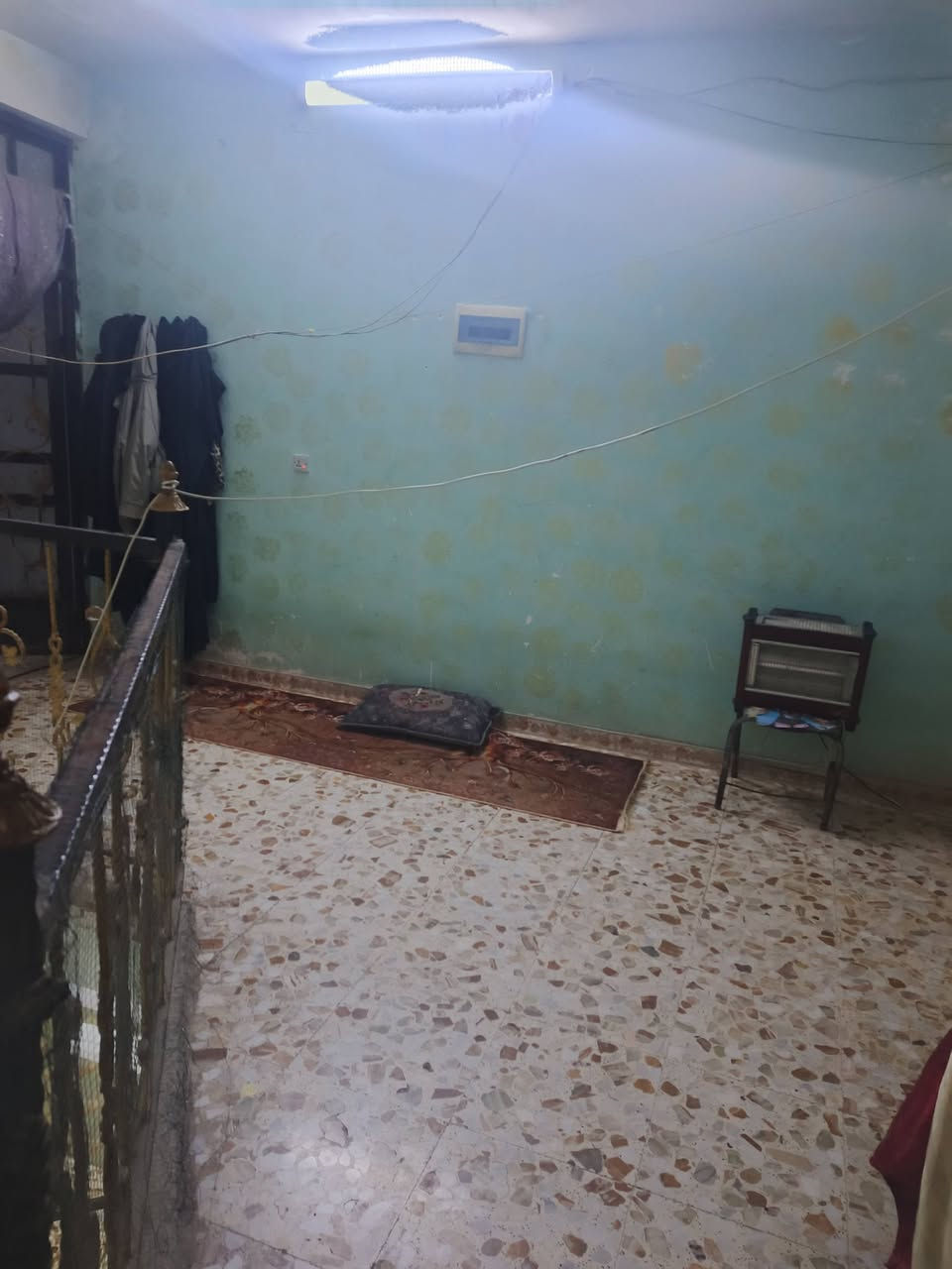 السلام عليكم بيت للبيع في منطقة أبو درع مقابيل أم الكبر ولغزلان المساحة 100  والواجهه ٥   طابق اونص   منطقة كافه الخدمات بيه السعر 95 اوبي مجال للستفسار***********
