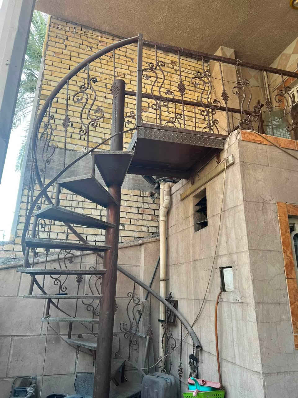 درج حديد عمودي كما مبين بالصور ادناه للبيع
***********

المكان - صليخ الشماسيه
