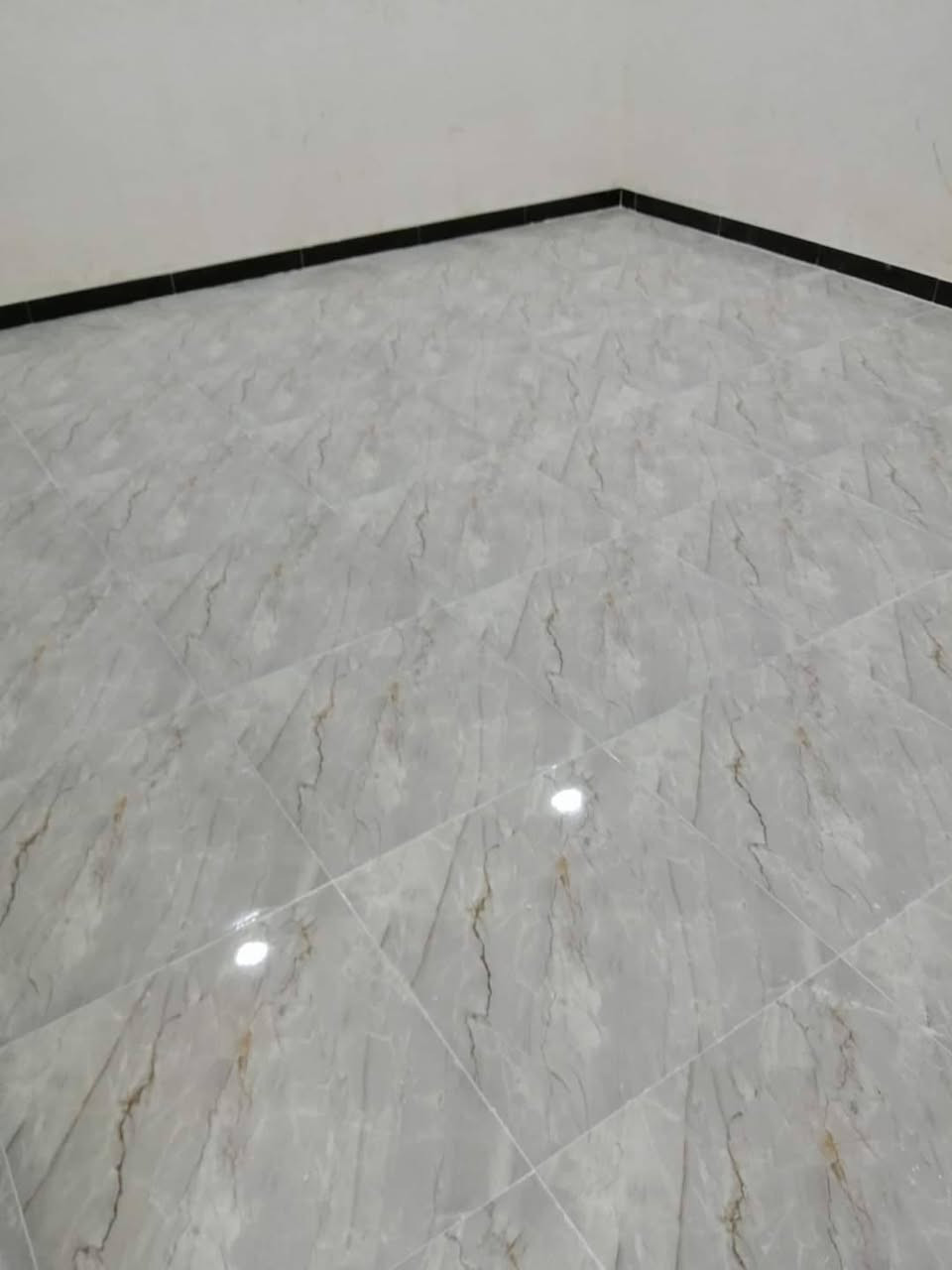 سلام عليكم شتغل تطبيك بورسلين +سيراميك الخالع وتنضيف وتطبيك رقمي ***********
