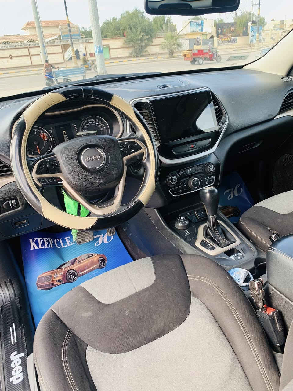 السلام عليكم 
جيب بزون للبيع موديل ٢٠١٦ 
وارد امريكي حادث جاملغ وبنيد 
رقم بغداد انگليزي مشروع وطني سنويه ٢٩  
سته سلندر السيارة جديده 
تشغيل عن بعد تحكم ستيرن شاشه كاميرا سايد بريك بصمه لايت عالي ناصي زنون مكينه وكير وحداديه وتخم تاير جديد 
مكانها ميسان ( *********** )
