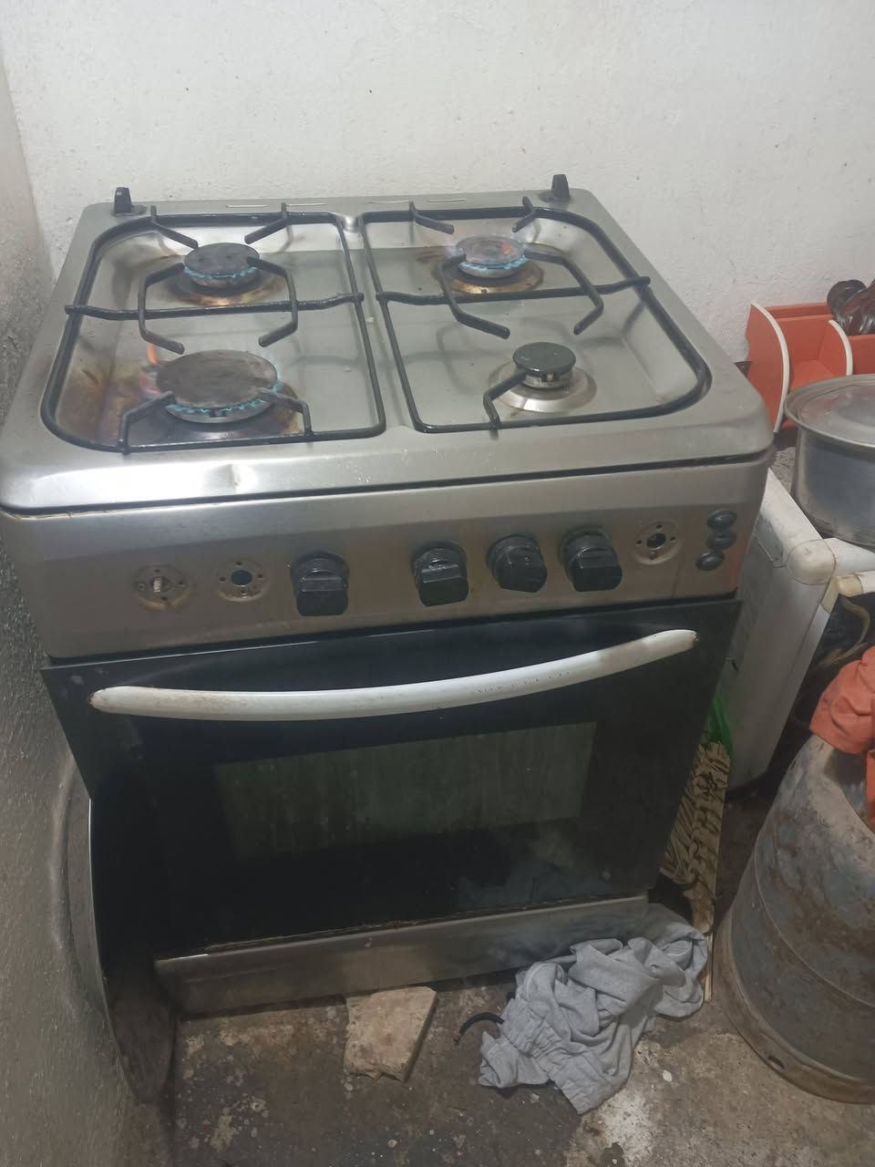 طباخ للبيع شغال بي نقص بي الفراره مال الفرن نسحوكه يظل مشتغل الفرن الجوه والعين الزغيره مكسوره الفراره واباقي شغال مثل مامظح بل صوره السعر ٣٥ مكان تكريت ***********
